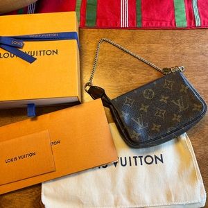 Louis Vuitton mini pochette accessoires